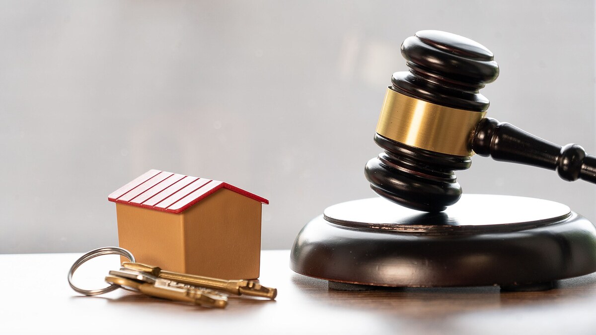 Calcul de mensualité de prêt immobilier avec clés et documents de maison